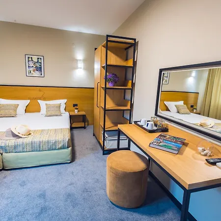Albatros New Town Hotel