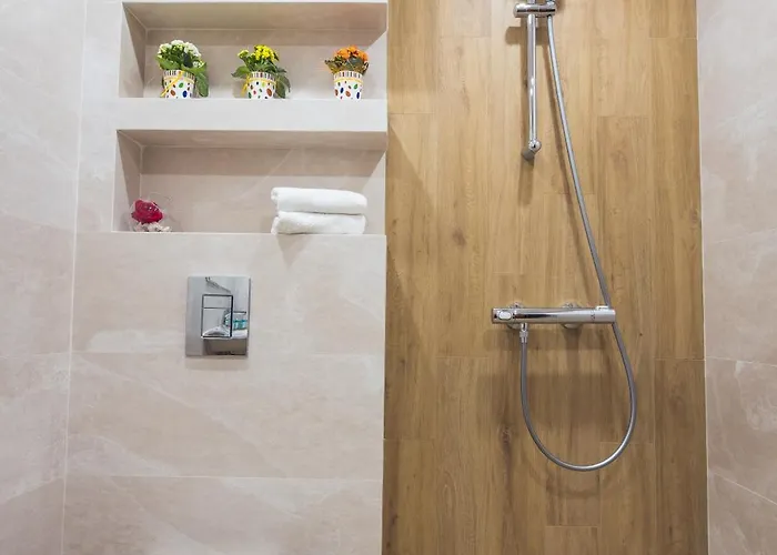 מלון Albatros New Town 3*